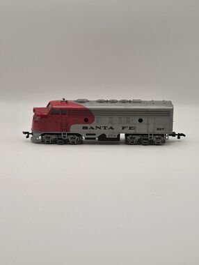 Bachmann HO Scale Santa Fe #307 Red & Gray Locomotive Clean Pre-owned